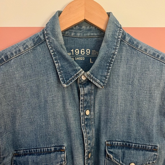 GAP Men’s Distressed Real Denim Shirt. Front side pockets. Large. - Picture 3 of 4